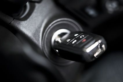 Mit kompetenter Hilfe das KfZ wieder in Fahrt bringen Schlüssel steckt im Zündschlüssel